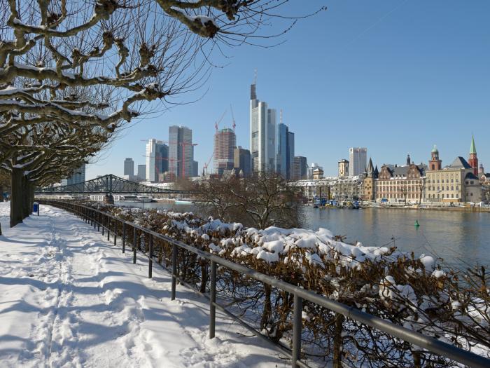 Frankfurt, Mainufer mit Skyline im Winter